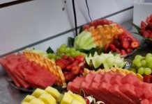 החברה הכי טובה חוגגת יום הולדת עם סושי פירות מדהים
