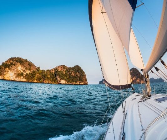 השכרת סירה באילת: חוויה בלתי נשכחת בשייט ביאכטה